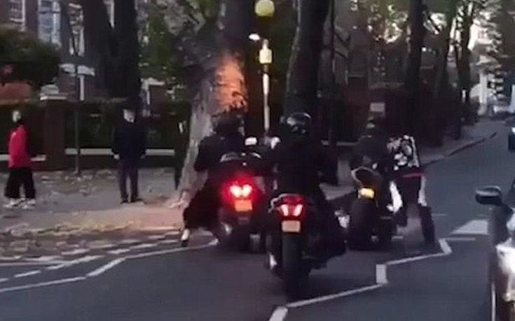 Προκλητική σπείρα ληστεύει μηχανή στη μέση του δρόμου και παίρνει το μάθημά της (βίντεο)
